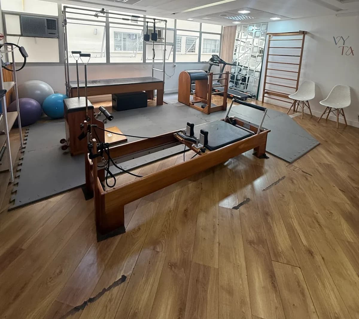 Estúdio de pilates da unidade Consolação com letreiro VYTA na parede e variedade de equipamentos.