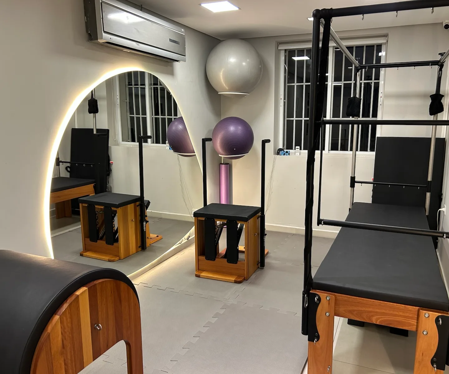 Cadillac e cadeiras de pilates em destaque no estúdio de pilates da unidade Pinheiros.